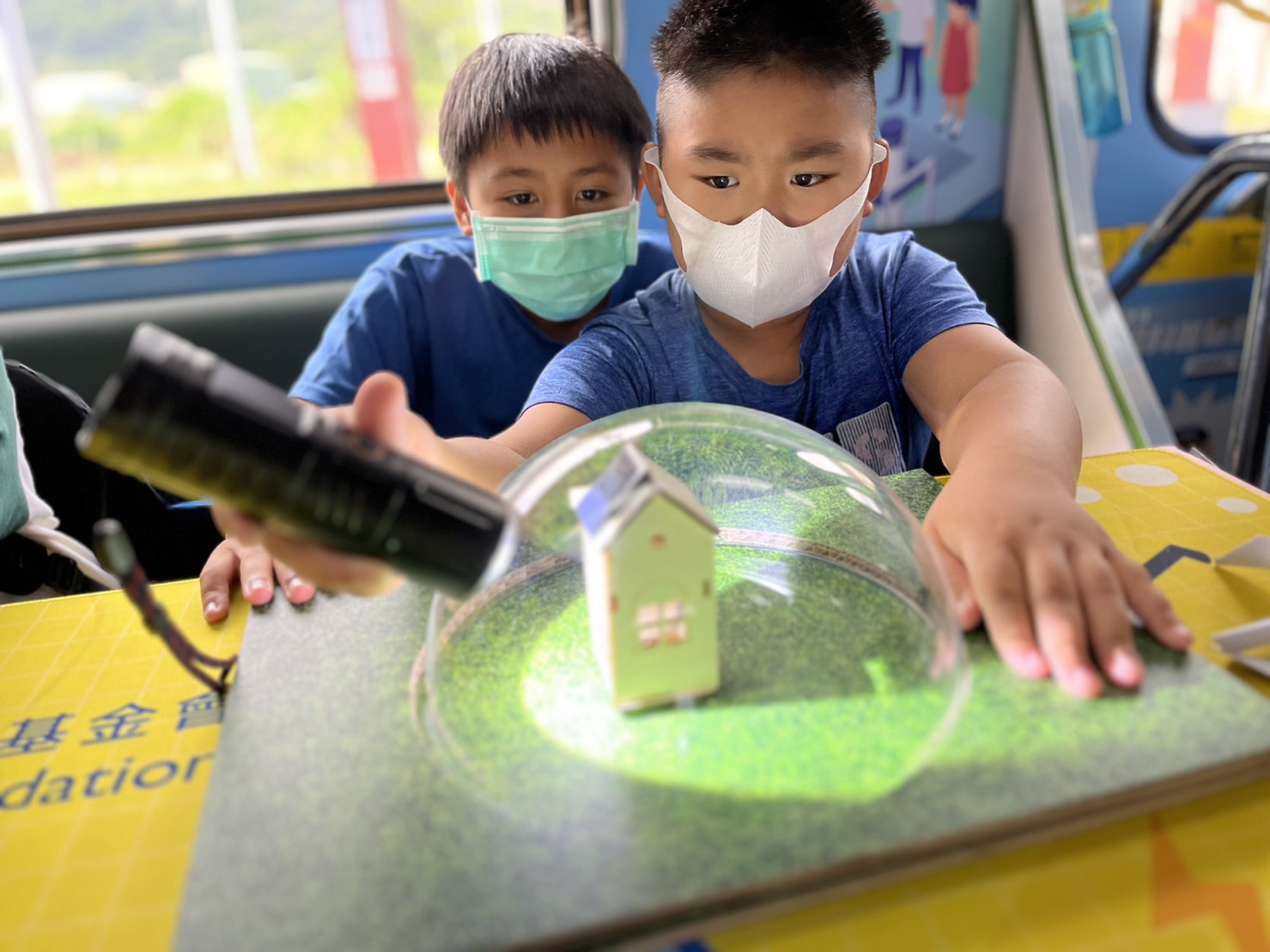 AGGAME參與基礎科學主題車廂，以STEAM教學精神，設計「逐日科學家」、「太陽能工程師」以及「淨零建築師」三大能源科普課程和實驗